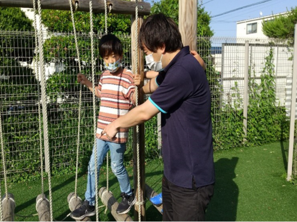 園庭で丸太橋。足元をしっかりみよう!