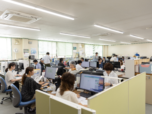 【正社員／管理事務職（管理部門業務）】月給22万円～31万円／U・Iターン歓迎／昇給年1回／賞与年2回＋期末賞与制度／残業月平均10h程度／退職金制度あり／各種手当充実