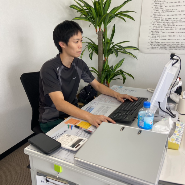 課長/日室 賢也