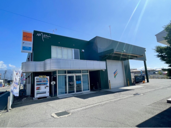 【松本市/正社員/営業スタッフ】◆固定給30万円～＋インセンティブ＋諸手当あり◆営業未経験でも歓迎◆ノルマなし×インバウンド営業で始めやすい◆年末年始・夏季休暇も充実◆奨学金返済支援制度あり◆車通勤OK＆寮完備で安心◆結婚・出産祝い金あり！