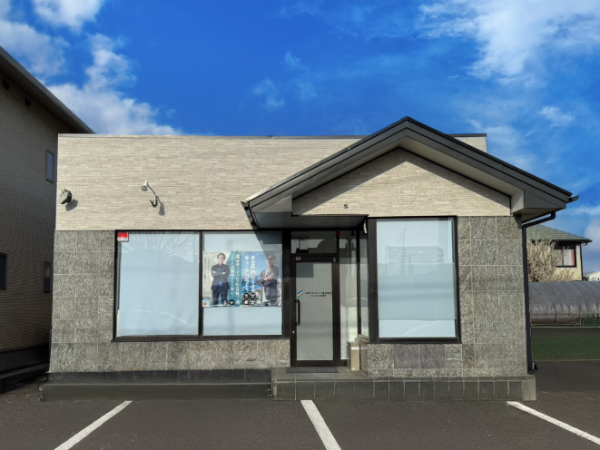 【ひたちなか市/正社員/営業スタッフ】◆固定給30万円～＋インセンティブ＋諸手当あり◆営業未経験でも歓迎◆ノルマなし×インバウンド営業で始めやすい◆年末年始・夏季休暇も充実◆奨学金返済支援制度あり◆車通勤OK＆寮完備で安心◆結婚・出産祝い金あり！