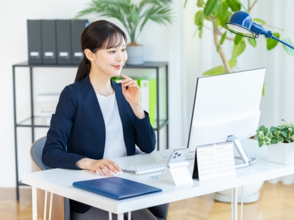 【27年新卒限定】SNSコンサルティング営業/新SaaS事業/総合職 平均年齢24歳★土日休み