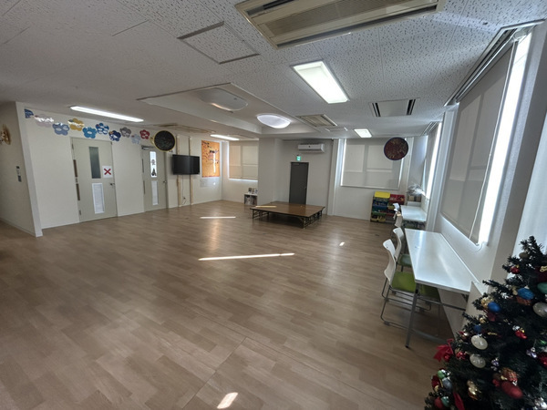 入社準備金支給制度あり！【児童指導員／正社員】◎東村山駅徒歩8分　◎車通勤可　◎未経験者大歓迎　◎やりがいのあるお仕事　◎残業ほぼなし　◎年間休日120日以上　◎完全週休2日制（日祝＋ほか1日）　◎昇給・賞与あり　◎風通しのよい社風