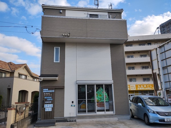 【児童指導員／正社員】◎未経験者大歓迎　◎やりがいのあるお仕事　◎残業ほぼなし　◎年間休日120日以上　◎完全週休2日制（日祝＋ほか1日）　◎昇給・賞与あり　◎風通しのよい社風