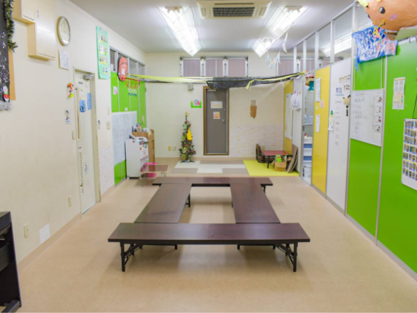 【児童指導員／正社員】◎未経験者大歓迎　◎やりがいのあるお仕事　◎残業ほぼなし　◎年間休日120日以上　◎完全週休2日制（日祝＋ほか1日）　◎昇給・賞与あり　◎風通しのよい社風