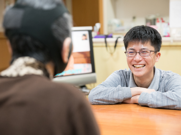 父親の介護をきかっけに、この道を志しました。