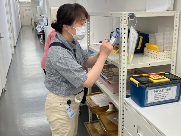 検体の回収作業。決められた時間で搬送！