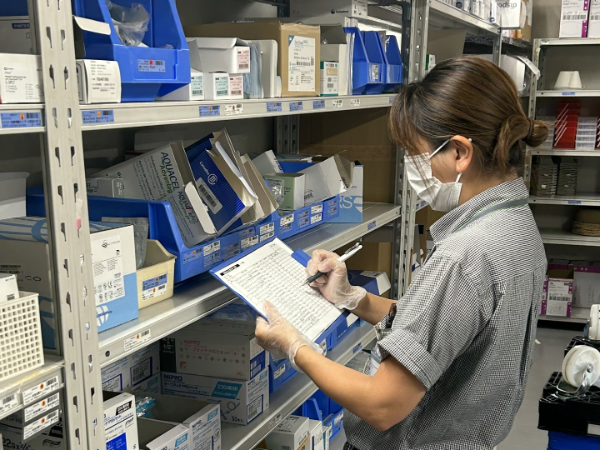 検品作業は立ち仕事です。