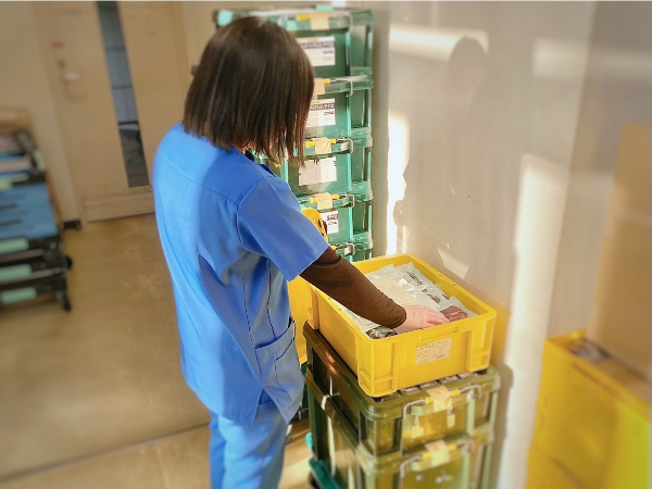 伝票入力・電話応対以外に
荷物の受取と発送も行います◎