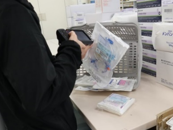 作業風景。２種類のバーコードを
読み込んで出荷検品を行います。