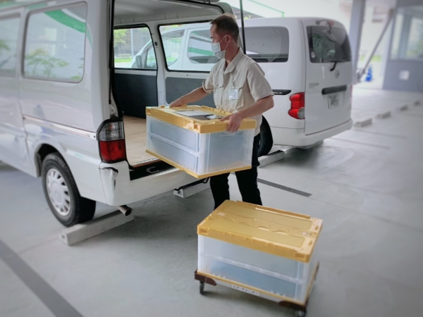 荷物をワゴン車でお届けします