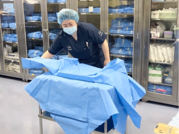 テレビでしか目にすることができない
手術室内での作業です◎