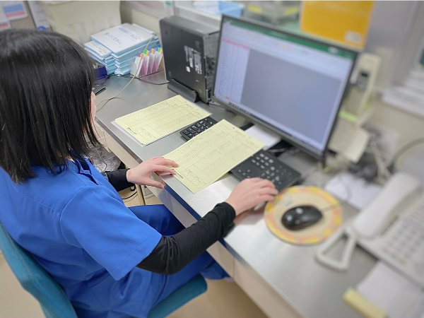 作業はユニフォームに着替えて行います