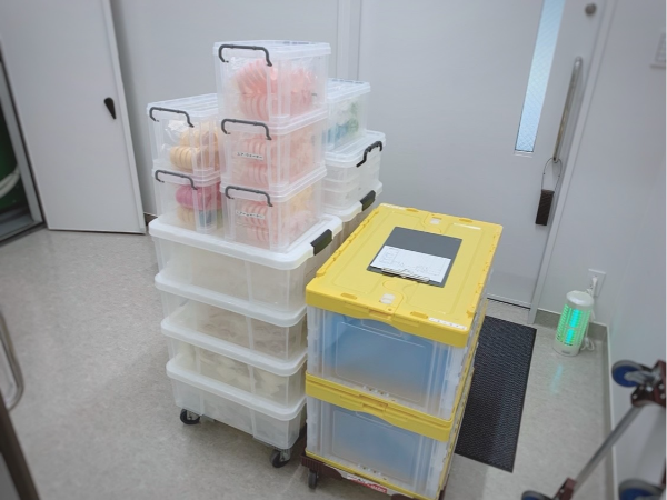 準備した荷物はタイヤ付きの台に乗せて
ワゴン車まで移動させます
