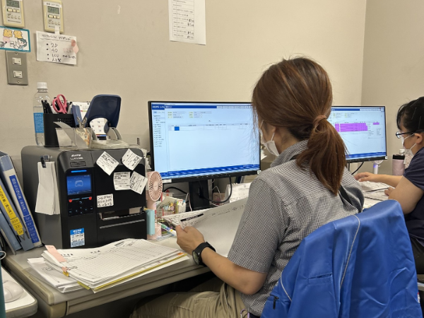 病院内での医療材料に関する事務スタッフ