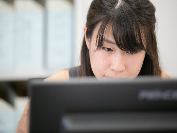 分からないことは先輩が丁寧に教えてくれました