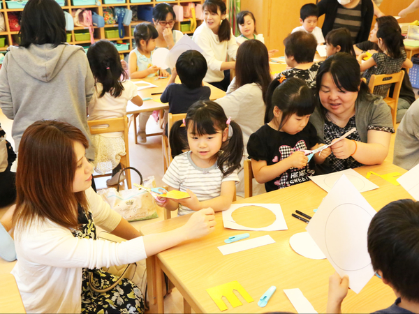 2歳児クラスで、「自分でできる」ことを増やすお手伝いをしています。