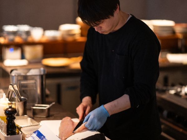 【正社員】料理で人を喜ばせたいあなたへ。＜経験者限定＞キッチンスタッフ募集！ フレンチビストロ /  月9日休み / 年間休日111日  / 転勤なし / 髪色自由 / メディアに取り上げられた注目飲食店 / 駅近5分以内！ / 勤務開始時期調整 /  まかない・社割あり ＜　Bistro yen（ビストロイェン）　＞