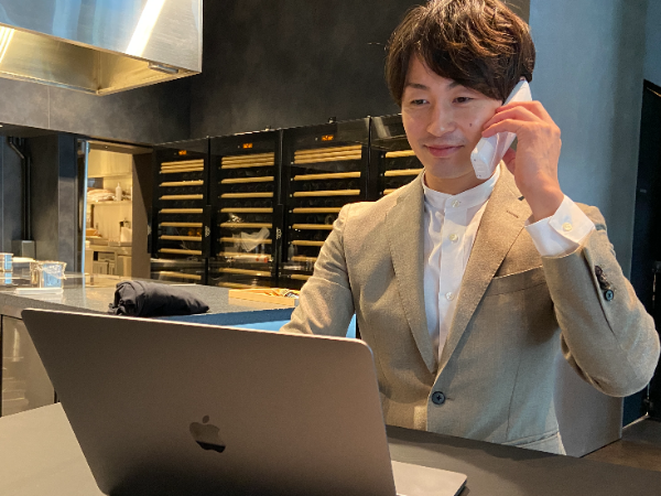 お客様・企業様とのメール・電話も
メインの仕事です