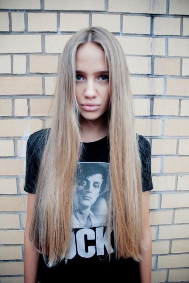 こういった外国人風のアッシュブロンド、日本人の髪質ではなかなか表現することは難しいと思っている方も多いのでは？