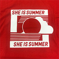 SHE IS SUMMER | SIS ロングTシャツ(レッド)