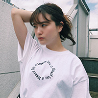 SHE IS SUMMER | SIS Tシャツ
