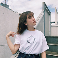 SHE IS SUMMER | SIS Tシャツ