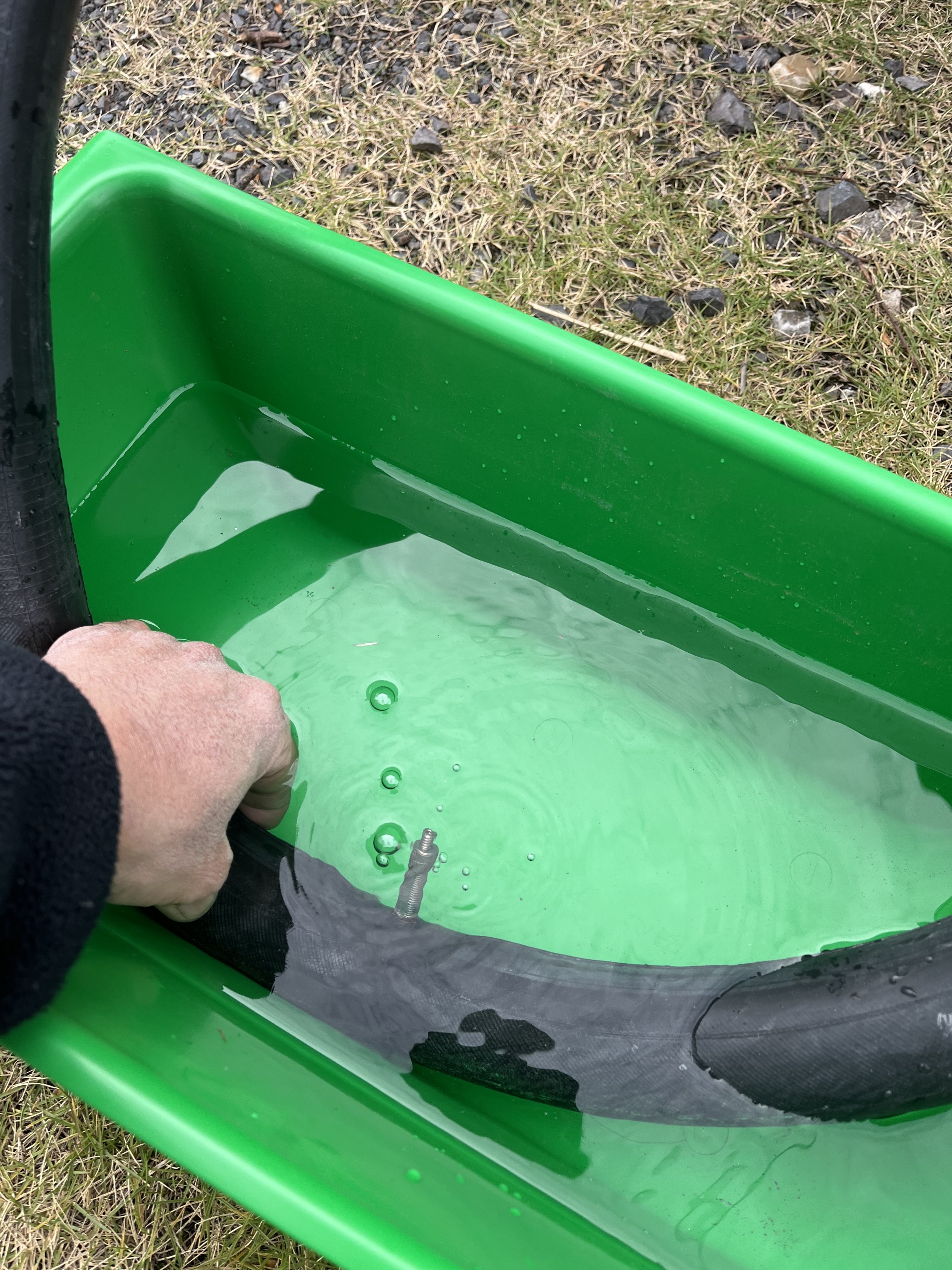 出張修理にて自転車のパンク修理をしている画像