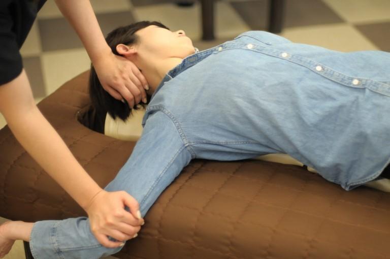 普段の姿勢が巻き肩になっていませんか？