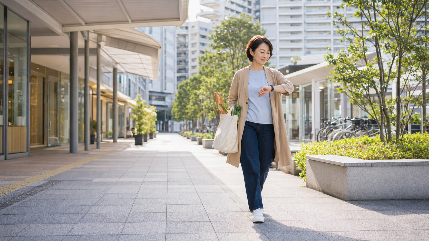 稲毛海岸周辺の街中を、買い物のついでにウォーキングする女性