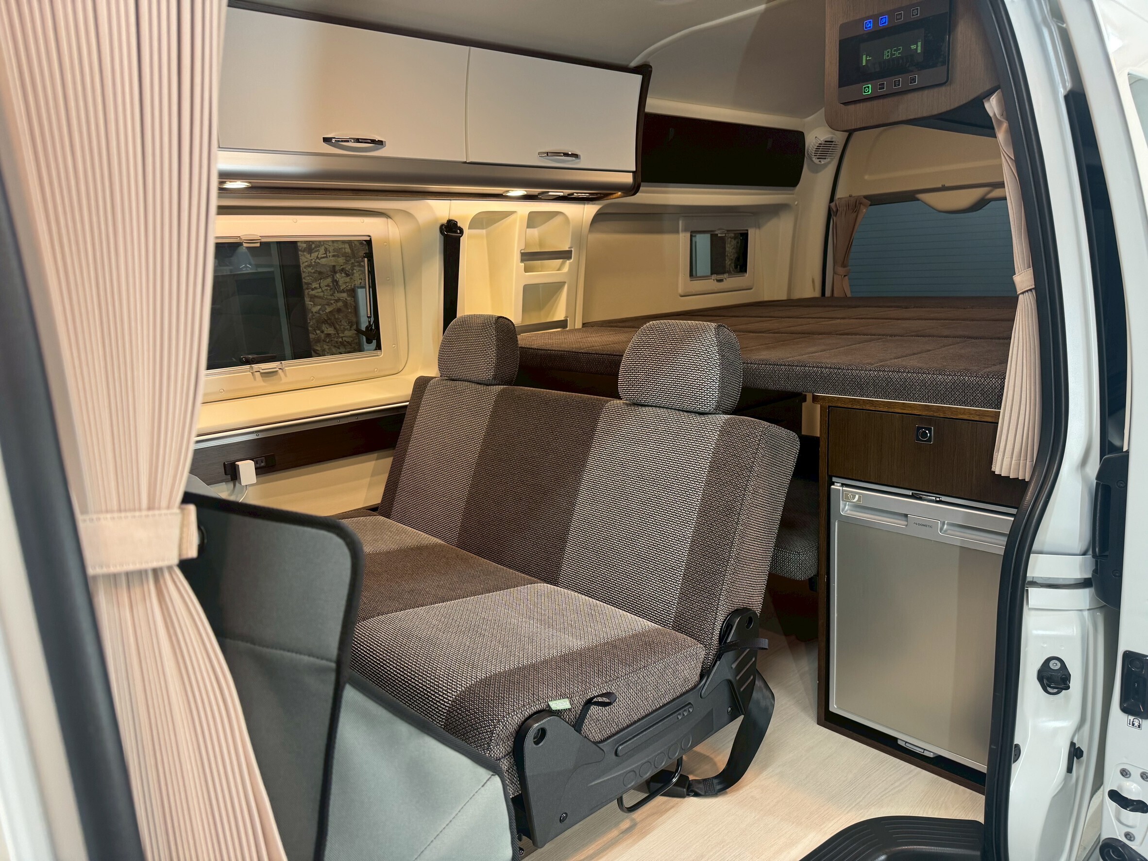 【ぶっちゃけ】愛犬専用のキャンピングカーって犬臭くない？不安をゼロにする「プロの裏技」公開！