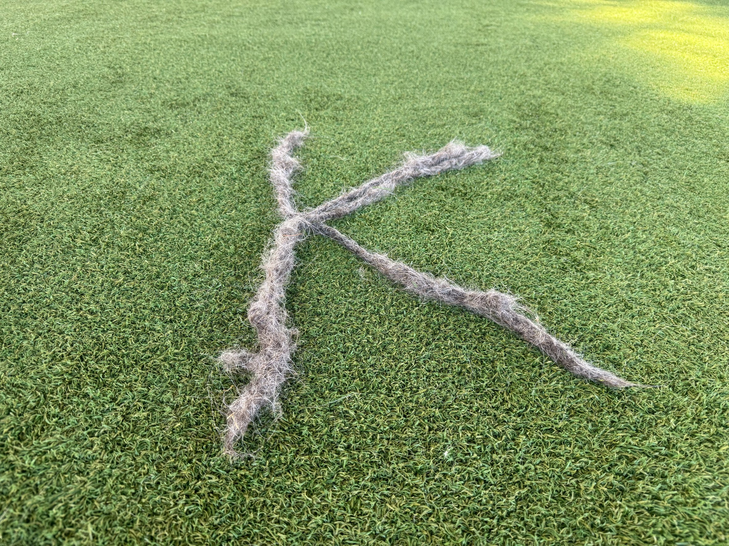 【定期メンテナンス】人工芝エリアの清掃を完了いたしました