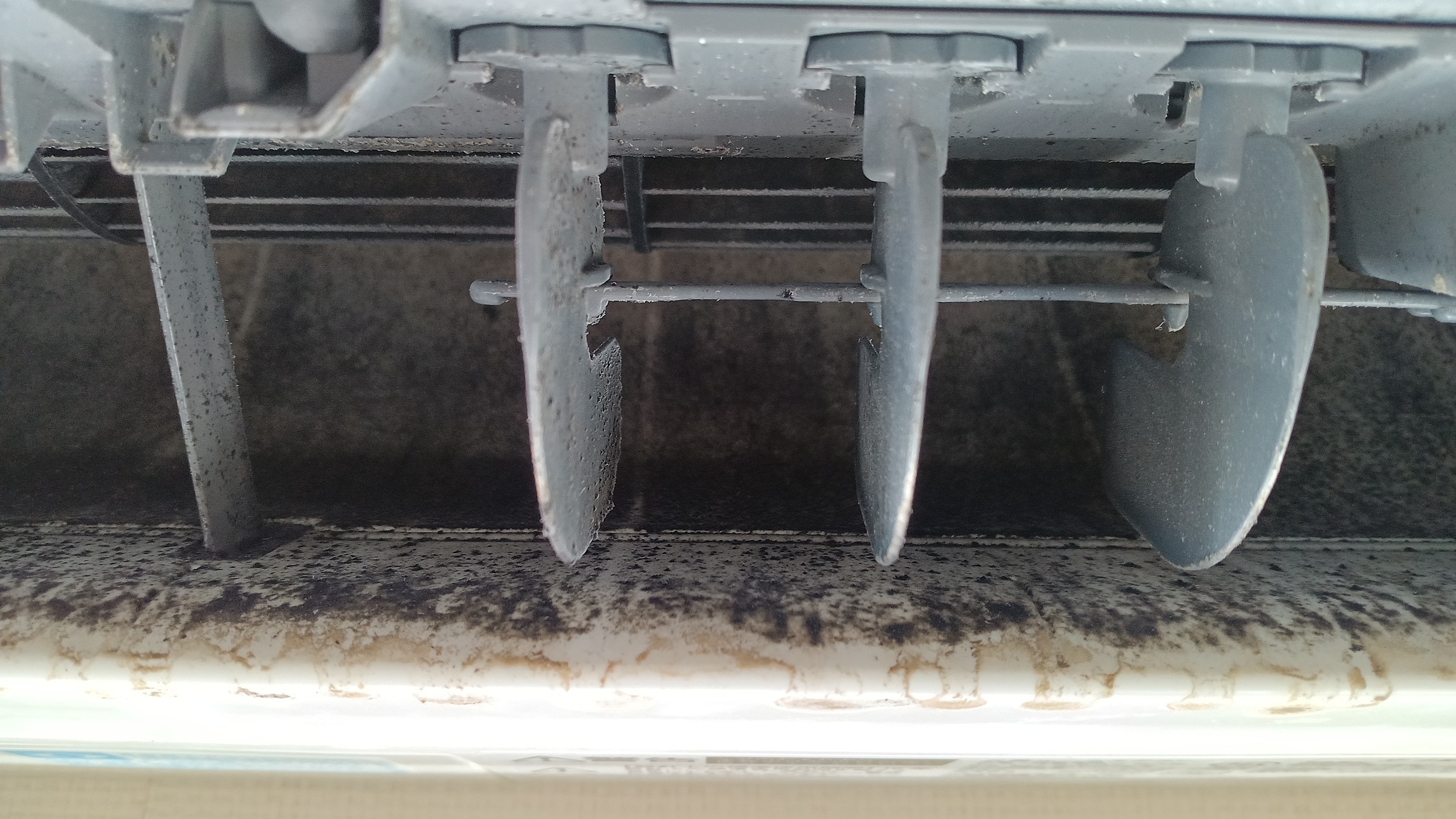 エアコンのカビを吸い続けるとどうなる？身体・心理・運気への影響を徹底解説🦠❄️