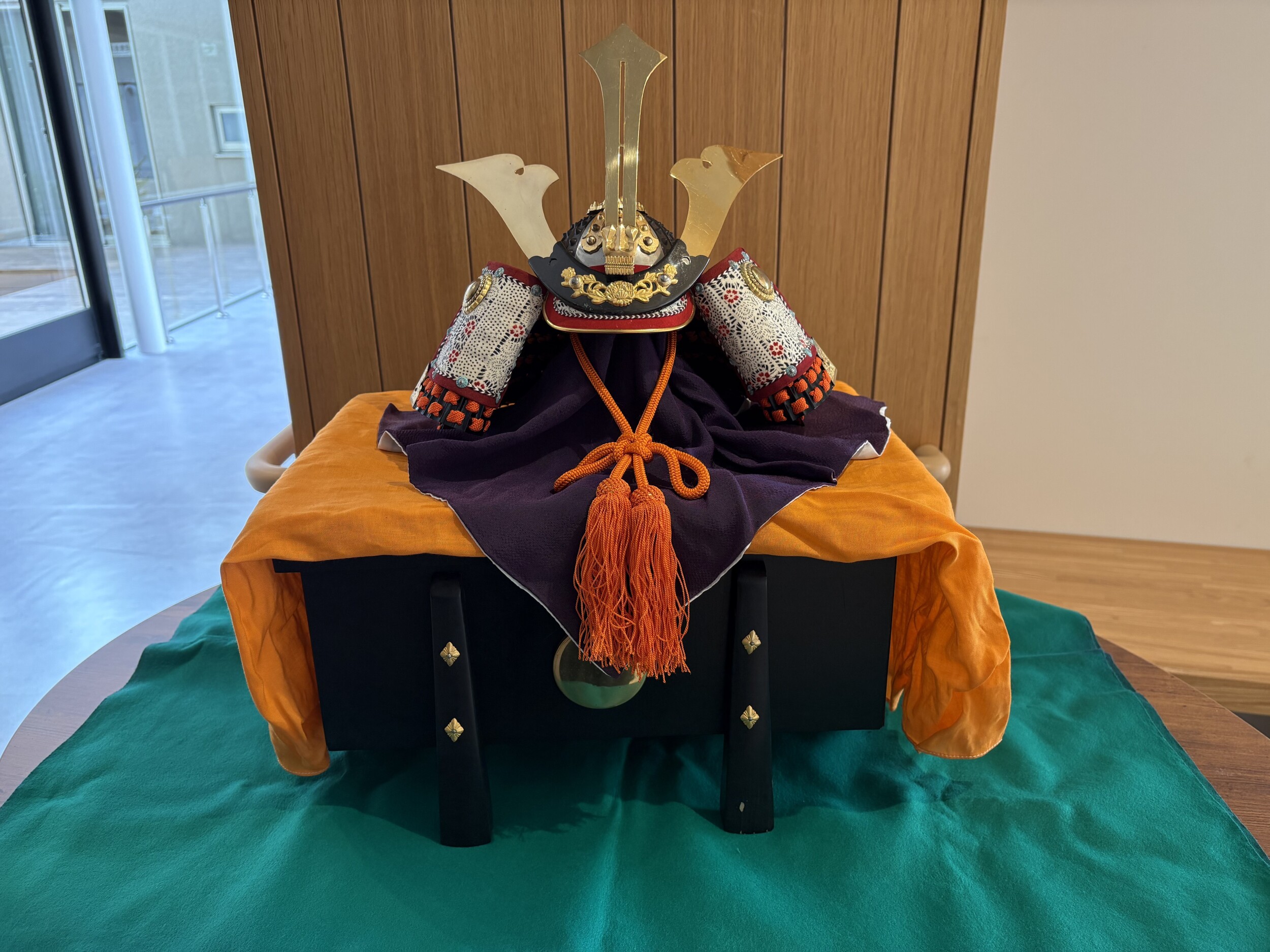 こどもの日に向けて兜飾りを設置しました