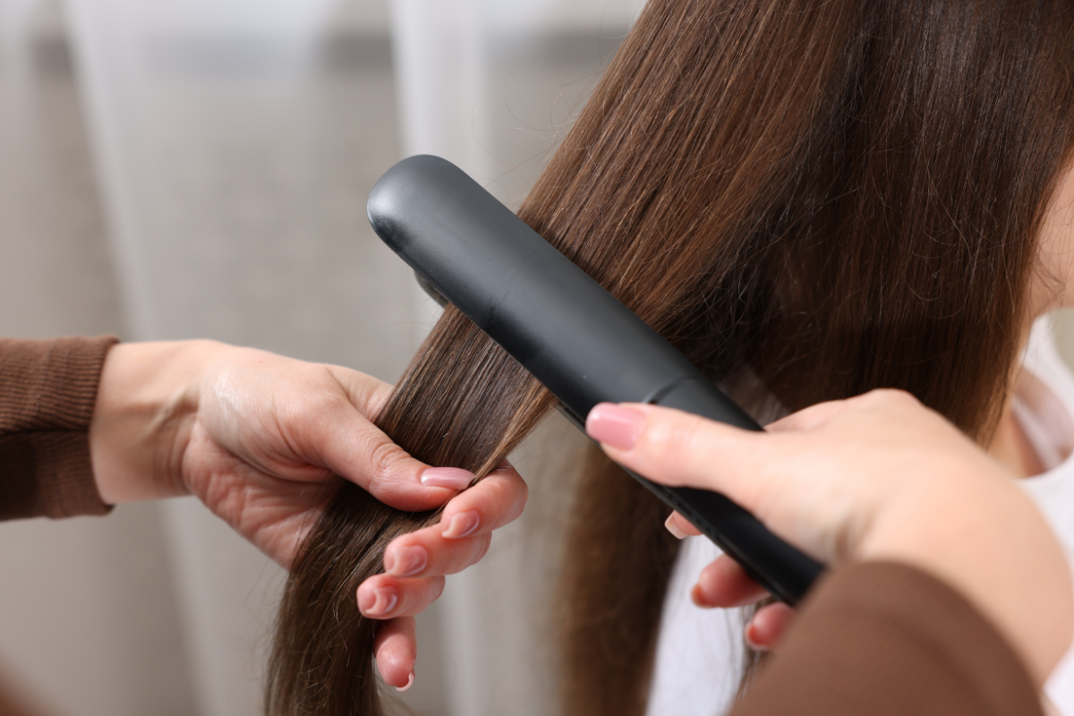 毎日のアイロンが「パサつき」の原因？大人のツヤ髪を守る3つの鉄則