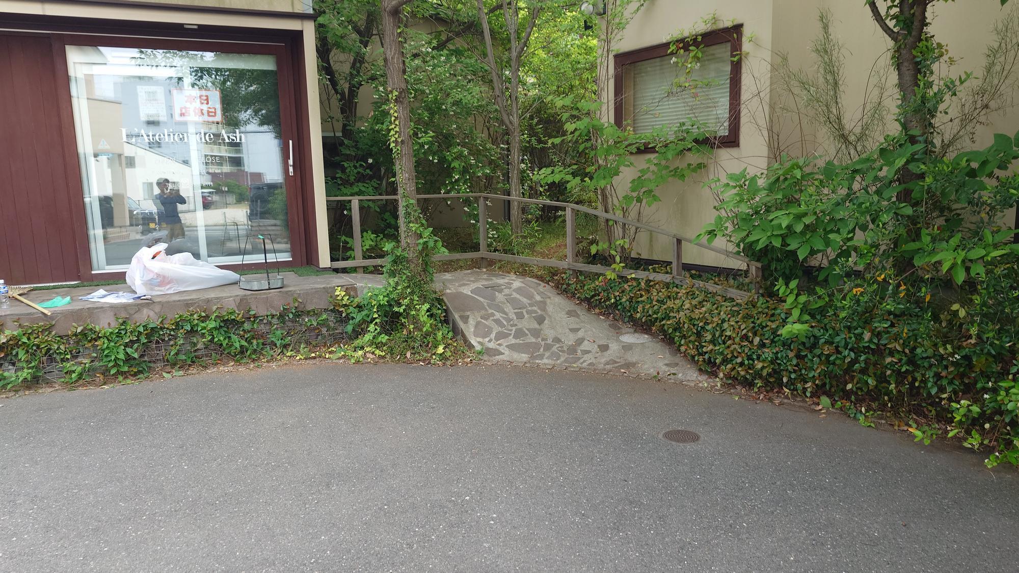 パン屋さんの周りの木の剪定と清掃をしました！