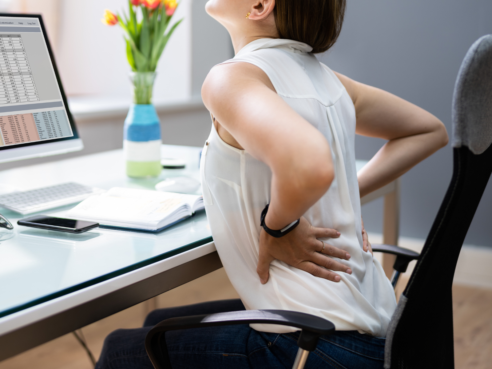 長時間座っていると腰が痛くなる理由って?