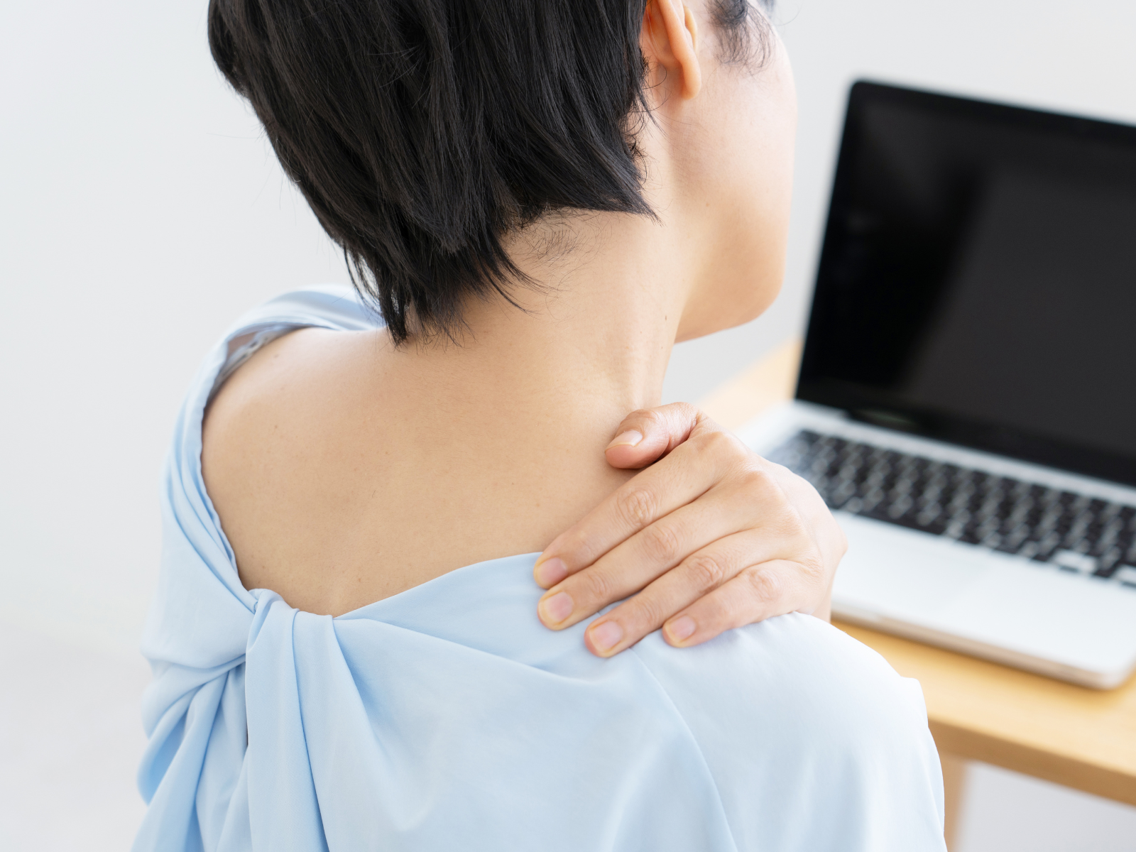 「肩こり＝肩を揉む」だけではない？理学療法士が見る肩こりの原因