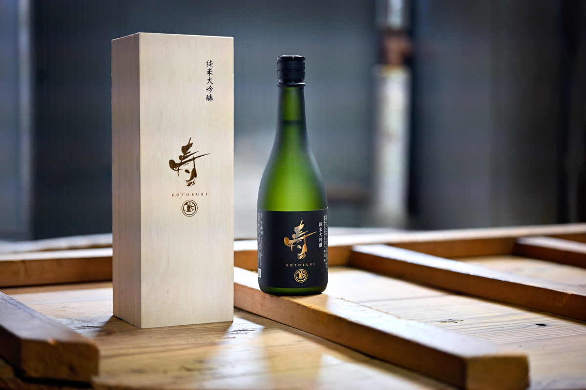 【1万本限定／大阪高島屋70本完売】創業160年の老舗蔵元が“全銘柄廃止”して辿り着いた究極の祝い酒　純米大吟醸『弥栄の酒 寿』発売