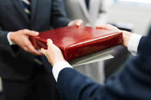 【愛知・渡辺酒造】矢野経済調査で法人ギフト市場拡大　年度末の就任・周年祝いで「祝い酒」再評価　創業160年蔵の一本特化した「弥栄の酒　寿」