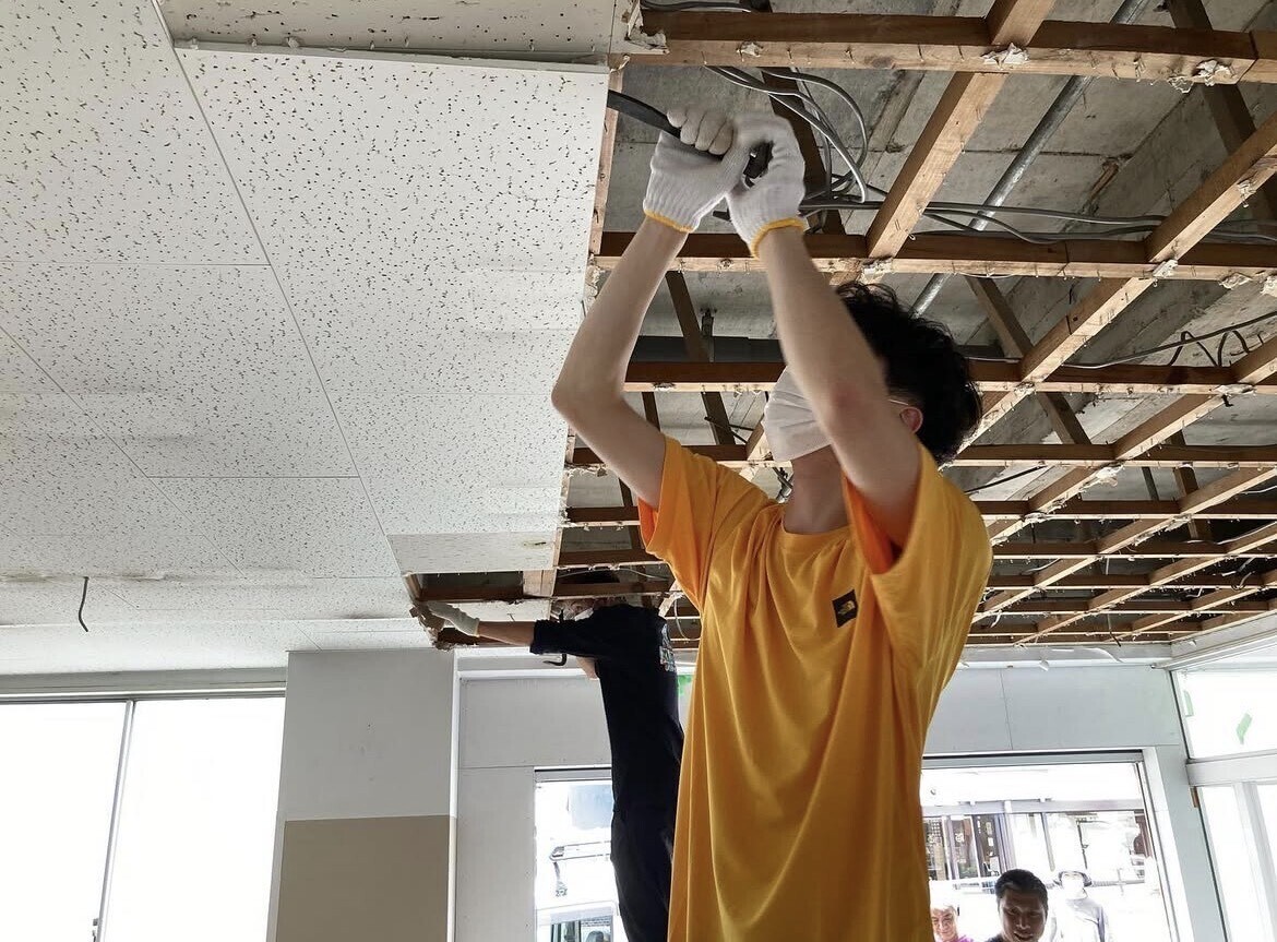 「本日のミッション：1階の天井をすべて落とす！DIY大作戦スタート」