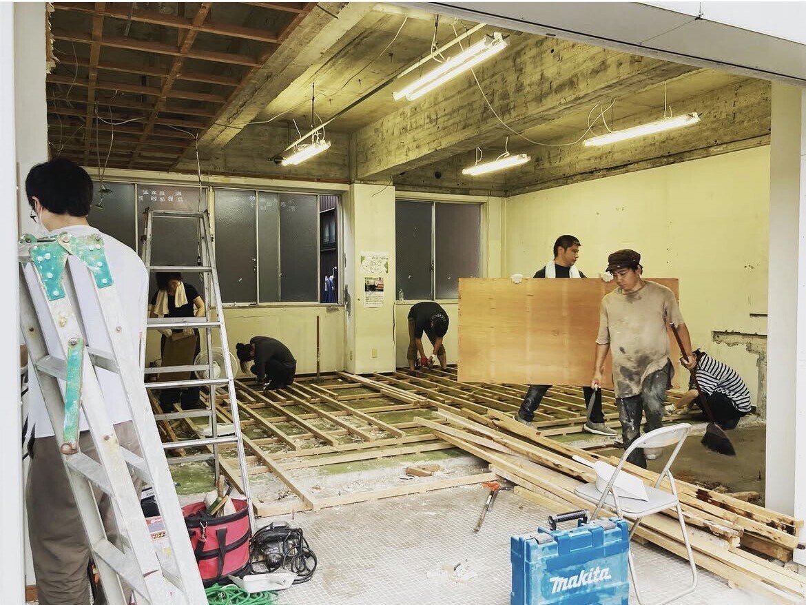 世代を超えた床剥がし！大人と学生が汗を流す熱い一日。