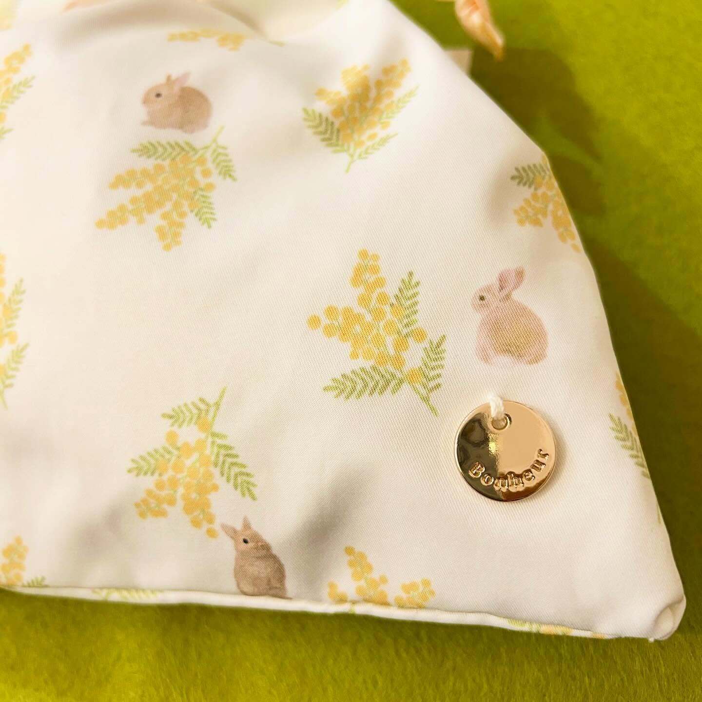 うさぎさんと華やかなミモザ