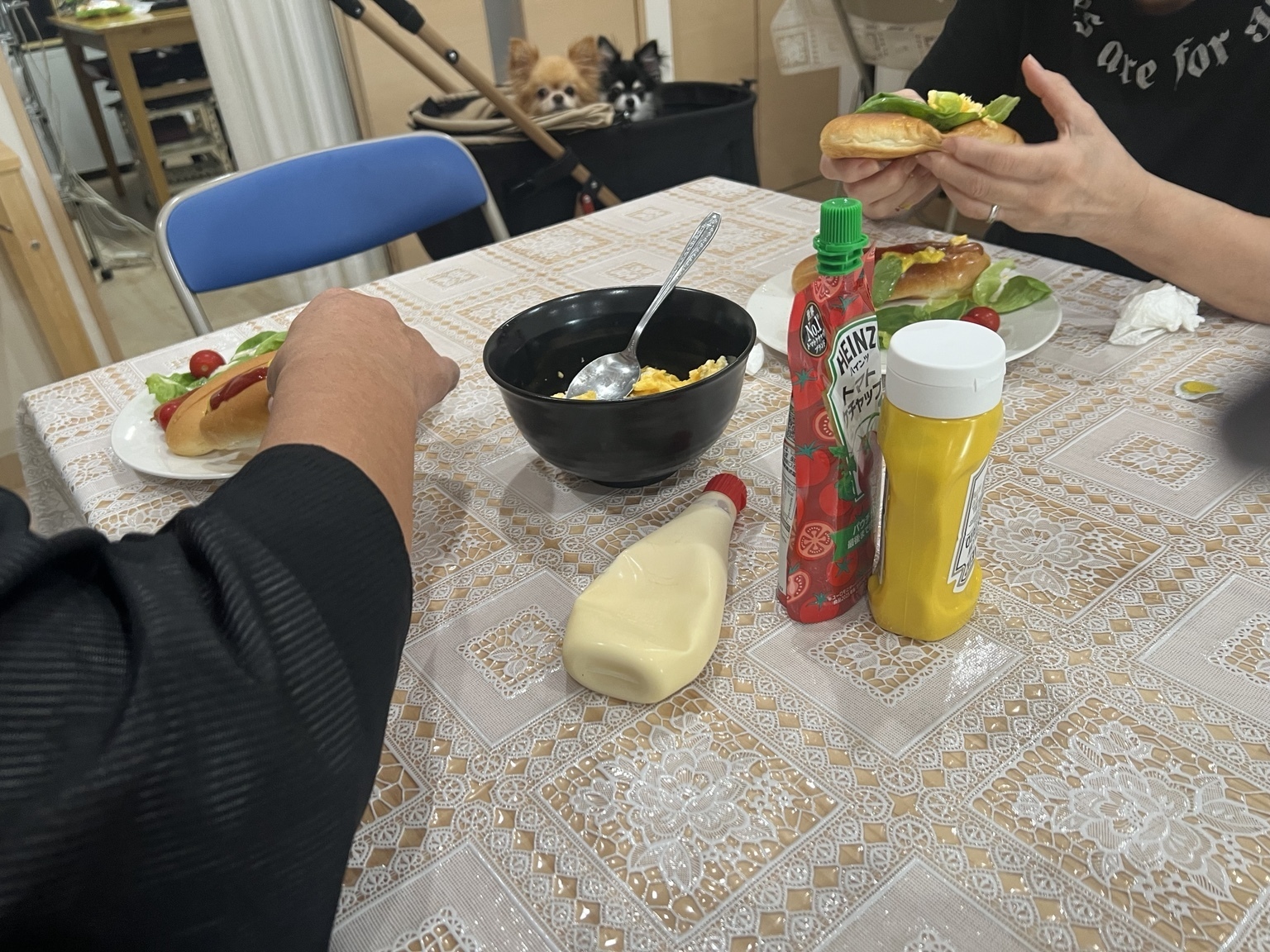 朝参詣のあと、みんなでホットドッグを――９月24日のご供養