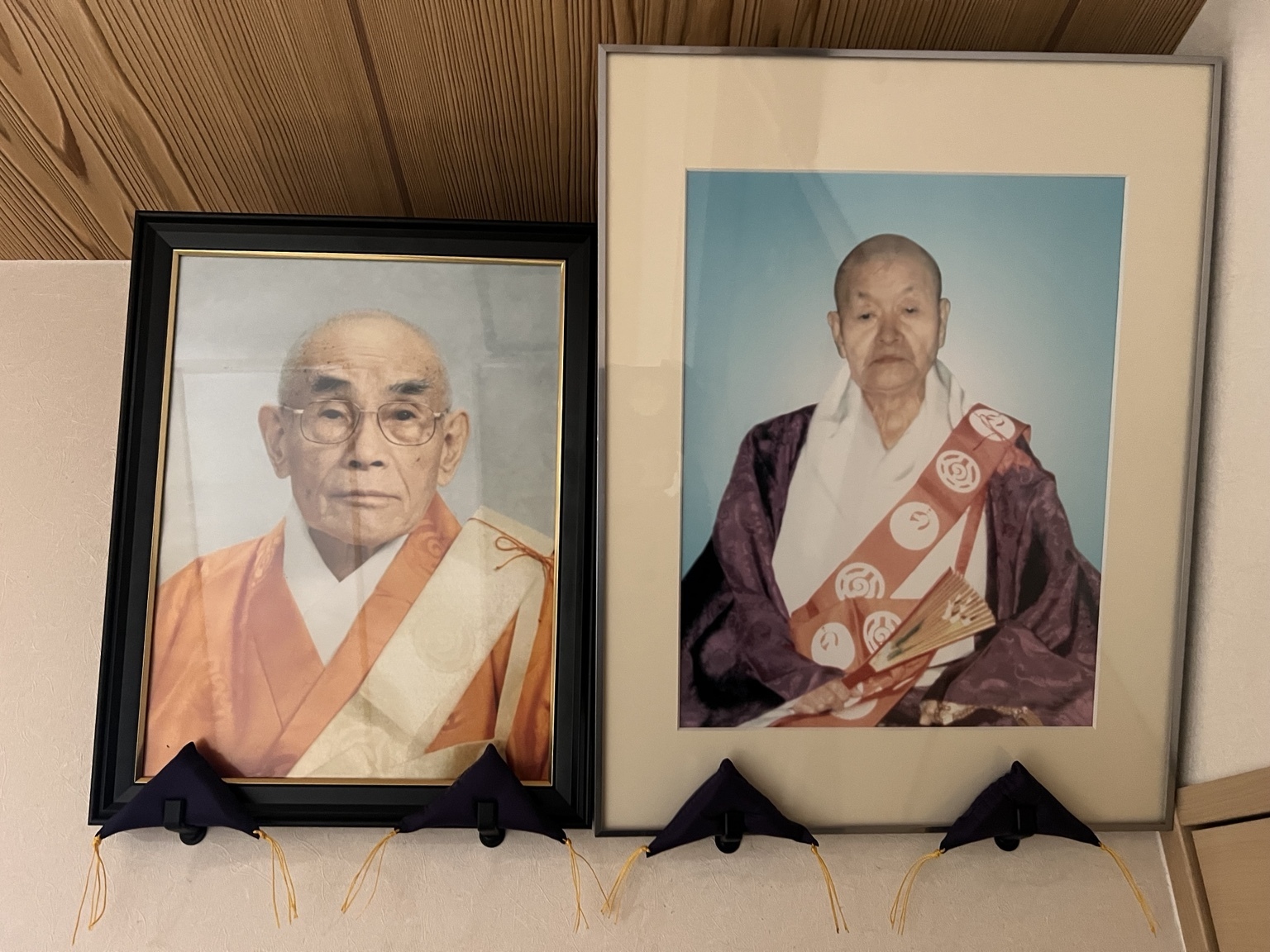 客殿に並ぶ、第四世と第五世の遺影