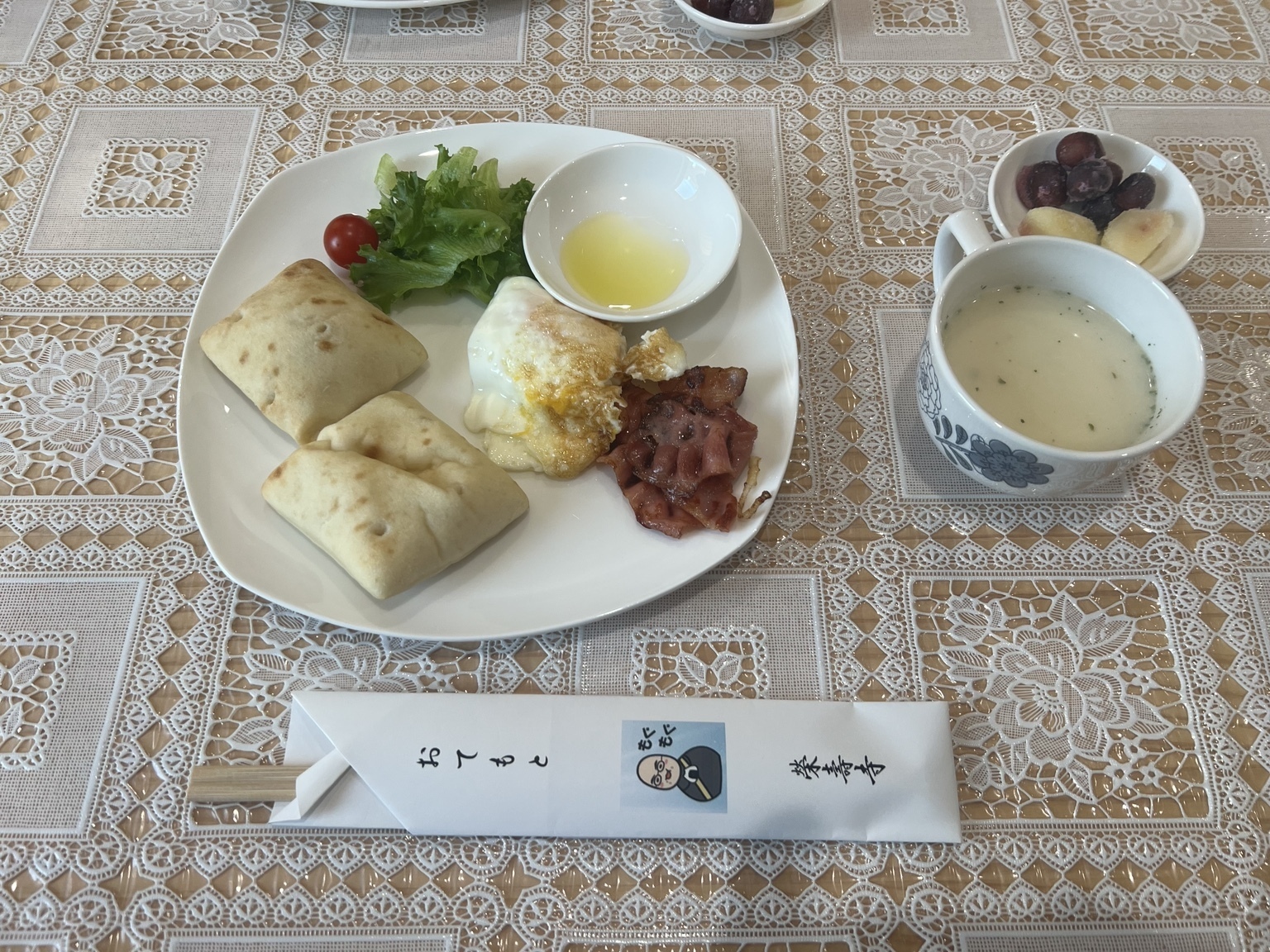 今日も朝参詣の後は、恒例の朝のご供養！