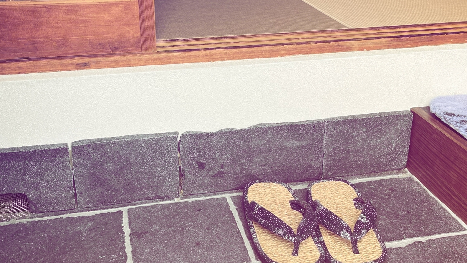 和室の入口に置かれた草履。静かなひとときや穏やかな暮らしを象徴する写真。
