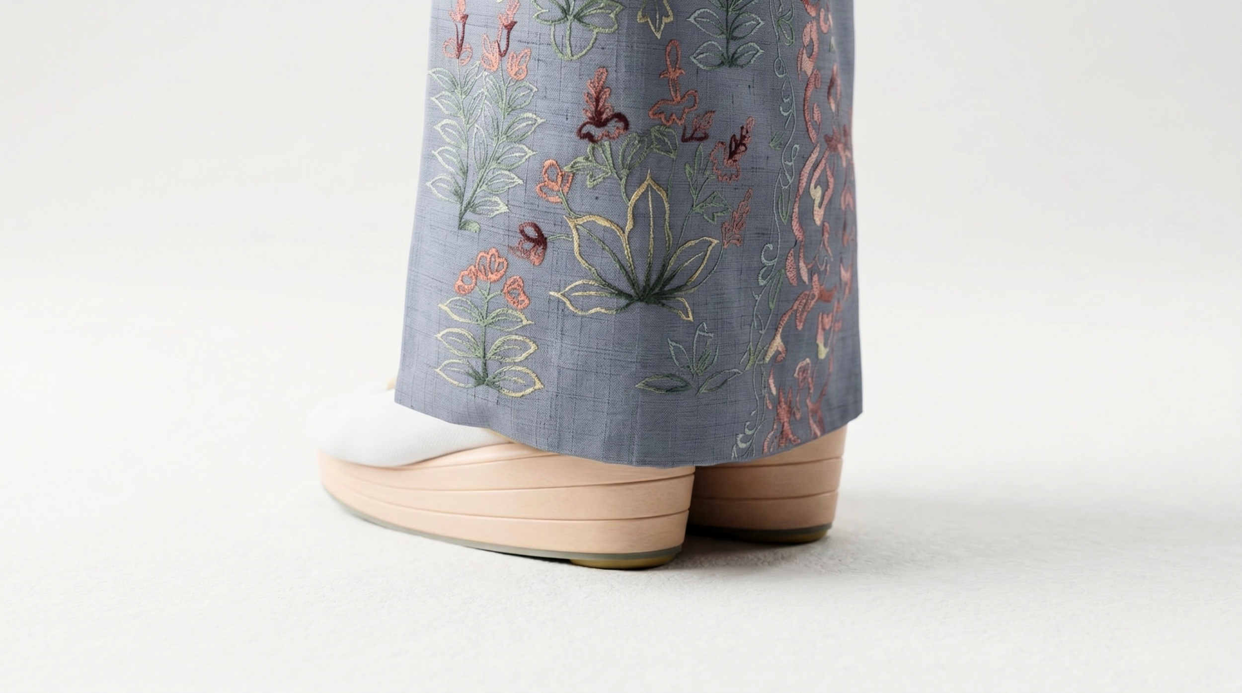 着物姿は「足元」で決まる。プロが教える足袋と草履の粋な選び方