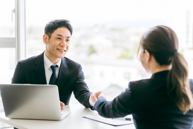電話営業、どうするのが一番?プロと協力?それとも自分たちで?成功のカギは「連携プレー」!