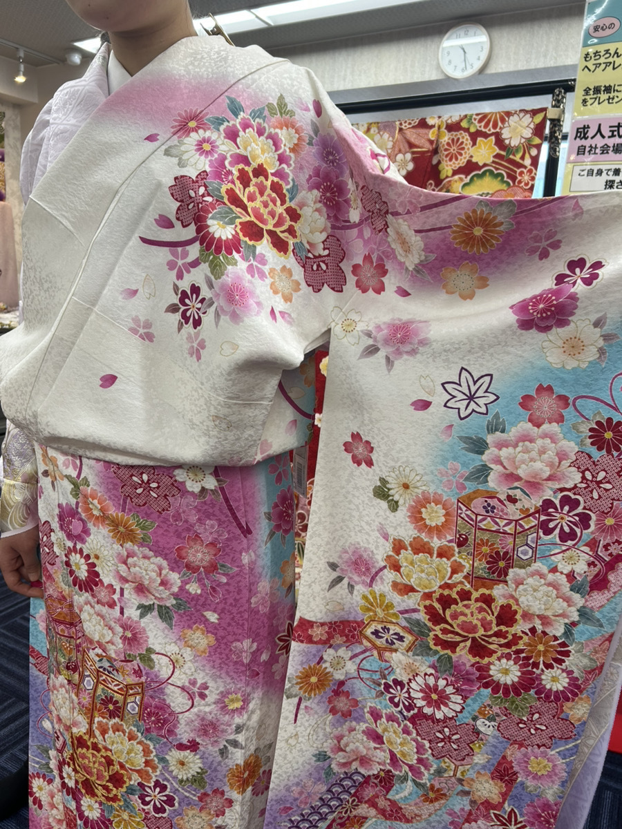 白を基調に淡いピンクや水色の花柄が入ったマシュマロサマー向けの振袖
